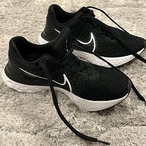 Nike Flynit running shoes
